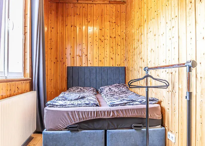 Budget Friendly Private With Garden Apartment *